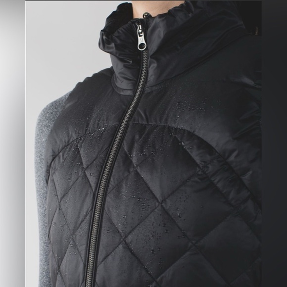 Lululemon Down For A Run Vest in Black, Size 4 - Picture 4 of 16